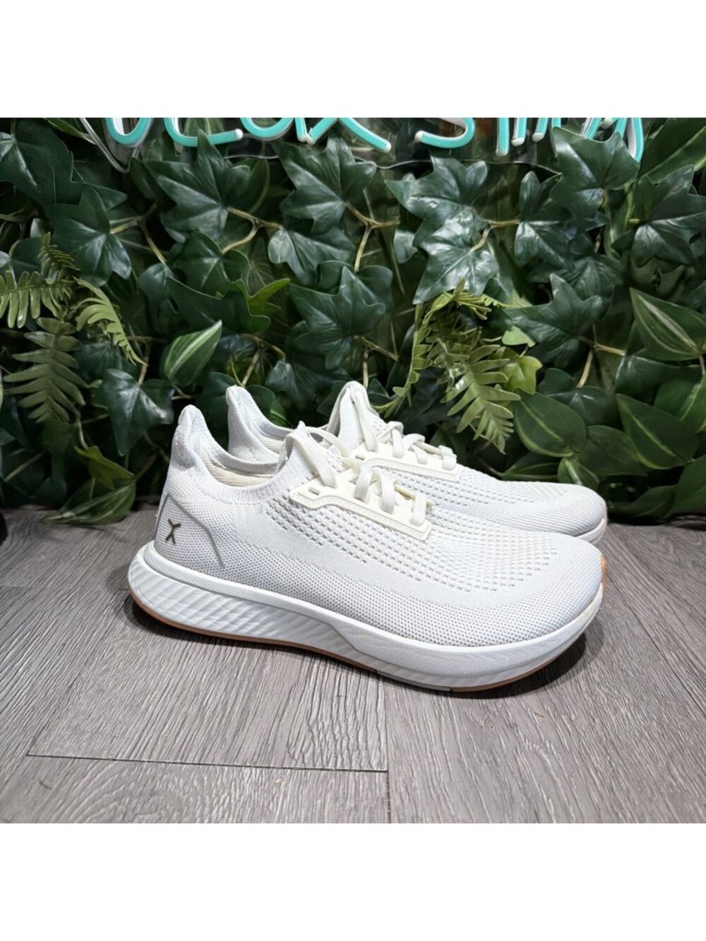 Flux Adapt Run White Gum Men 6.5 Women 8  Running Athletic Walking Knit Shoes